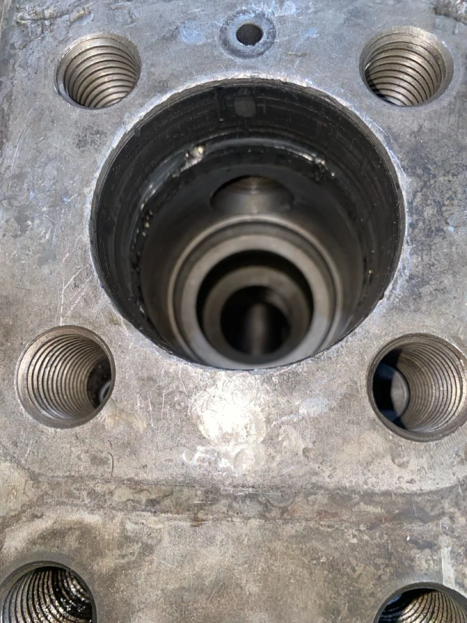 hydraulic-block-cylinder-damaged سیلندر خورده شده بلوک شیر هیدرولیک
